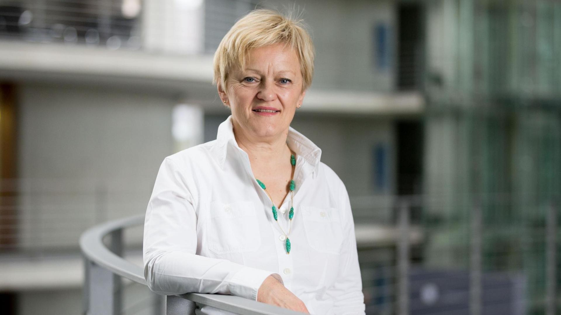Die Bundestagsabgeordnete Renate Künast von den Grünen blickt am 19.04.2016 in Berlin im Paul-Löbe-Haus in die Kamera des Fotografen. Die Bundestagsabgeordnete Renate Künast von den Grünen blickt am 19.04.2016 in Berlin im Paul-Löbe-Haus in die Kamera des Fotografen.