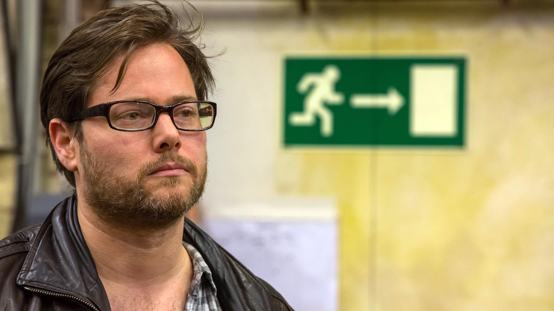 Der Schweizer Regisseur Milo Rau; Aufnahme vom Oktober 2012 in Weimar. Hier wollte Rau die Lesung "Breiviks Erklärung" aufführen. Das Deutsche Nationaltheater Weimar verbot die Inszenierung über den norwegischen Massenmörder Breivik, bei der auch für die Öffentlichkeit gesperrte Auszüge verlesen werden. Das Stück wurde dann in einem privaten Kino gezeigt. Der Schweizer Regisseur Milo Rau; Aufnahme vom Oktober 2012 in Weimar. Hier wollte Rau die Lesung "Breiviks Erklärung" aufführen. Das Deutsche Nationaltheater Weimar verbot die Inszenierung über den norwegischen Massenmörder Breivik, bei der auch für die Öffentlichkeit gesperrte Auszüge verlesen werden. Das Stück wurde dann in einem privaten Kino gezeigt.