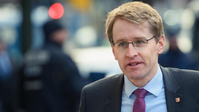 Daniel Günther, Ministerpräsident von Schleswig-Holstein, kommt zu den Koalitionsverhandlungen von CDU, CSU und SPD in der SPD-Parteizentrale, dem Willy-Brandt-Haus.