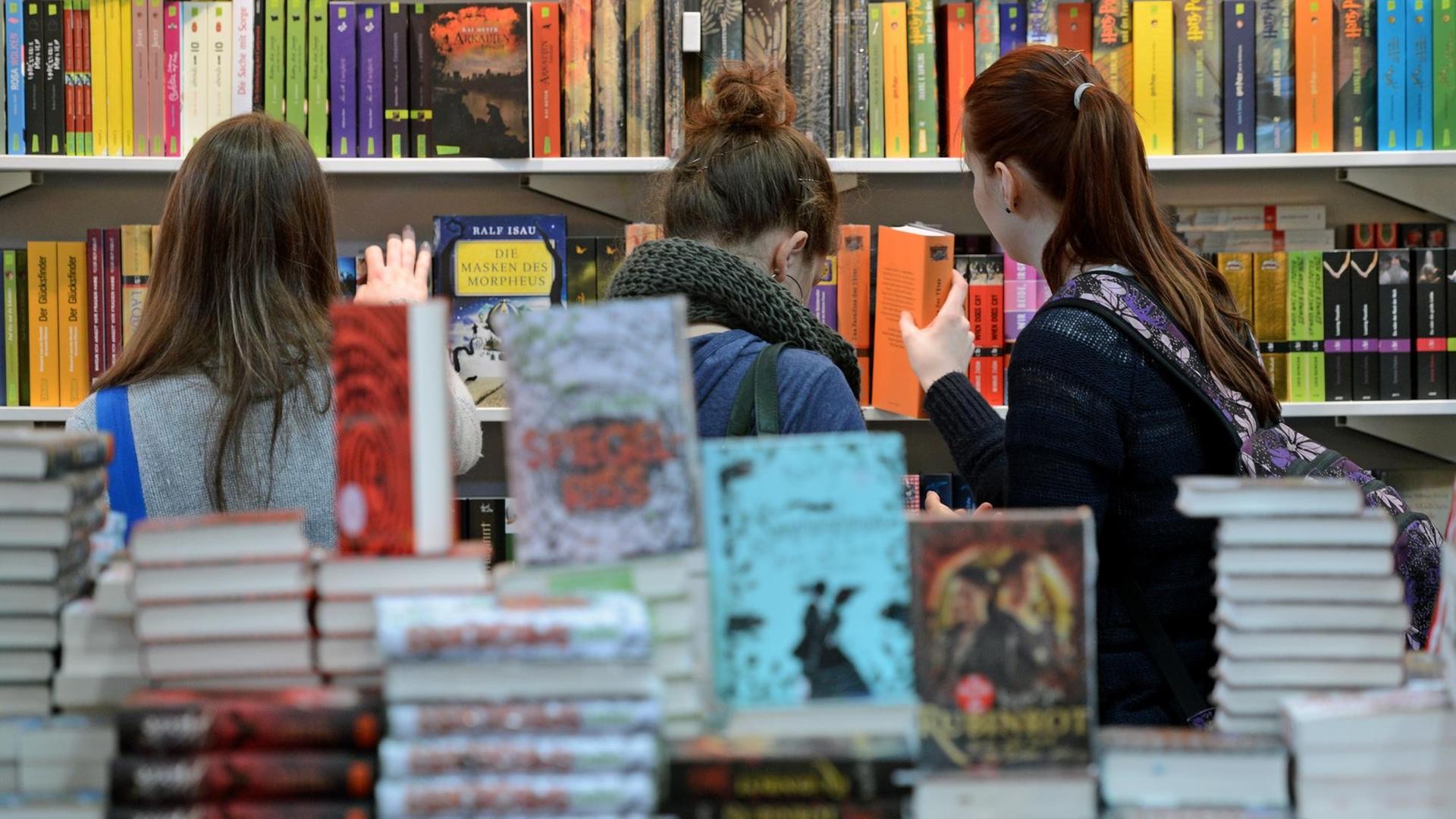 Schüler lesen in der Kinderbuchhandlung auf der Buchmesse Leipzig 2013