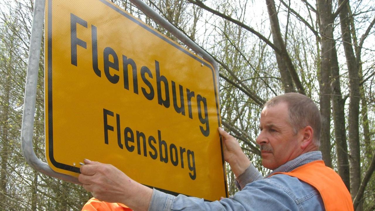 Das erste Ortsschild in deutscher und dänischer Sprache wurde 2008 in Flensburg montiert Das erste Ortsschild in deutscher und dänischer Sprache wurde 2008 in Flensburg montiert