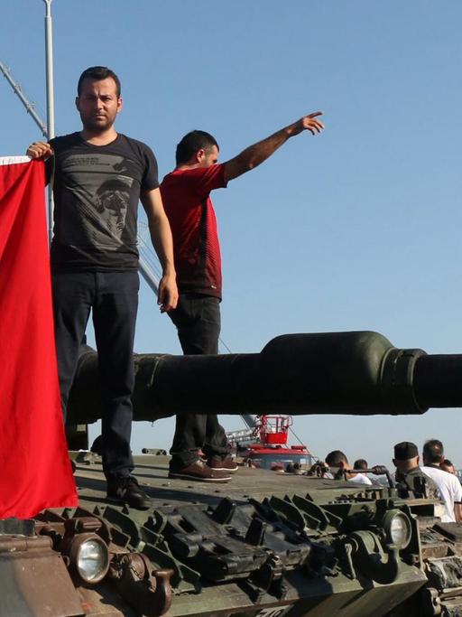 Anhänger von Präsident Erdogan und Polizisten haben einen Panzer auf der Bosporus-Brücke erklommen.