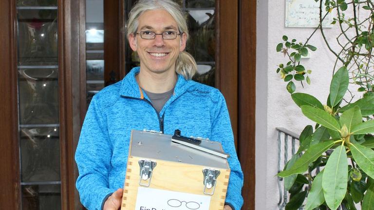 Der Realschullehrer Martin Aufmuth aus Erlangen hat im Keller seines Hauses die Ein-Dollar-Brille entwickelt.