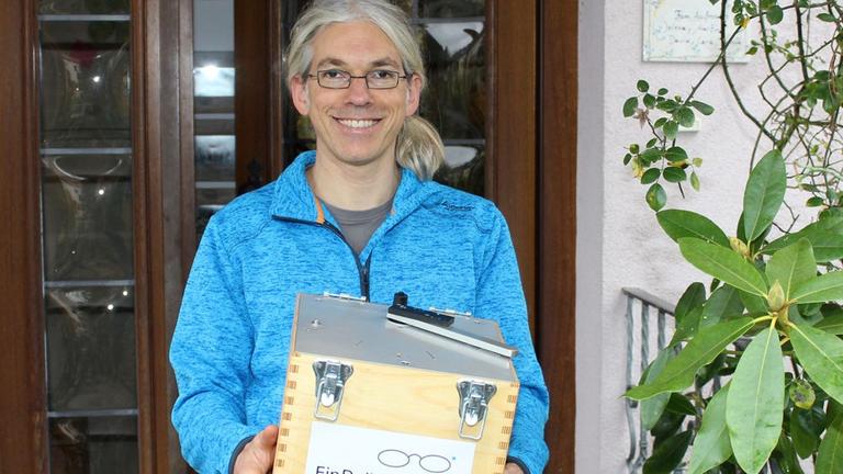 Der Realschullehrer Martin Aufmuth aus Erlangen hat im Keller seines Hauses die Ein-Dollar-Brille entwickelt. Der Realschullehrer Martin Aufmuth aus Erlangen hat im Keller seines Hauses die Ein-Dollar-Brille entwickelt.