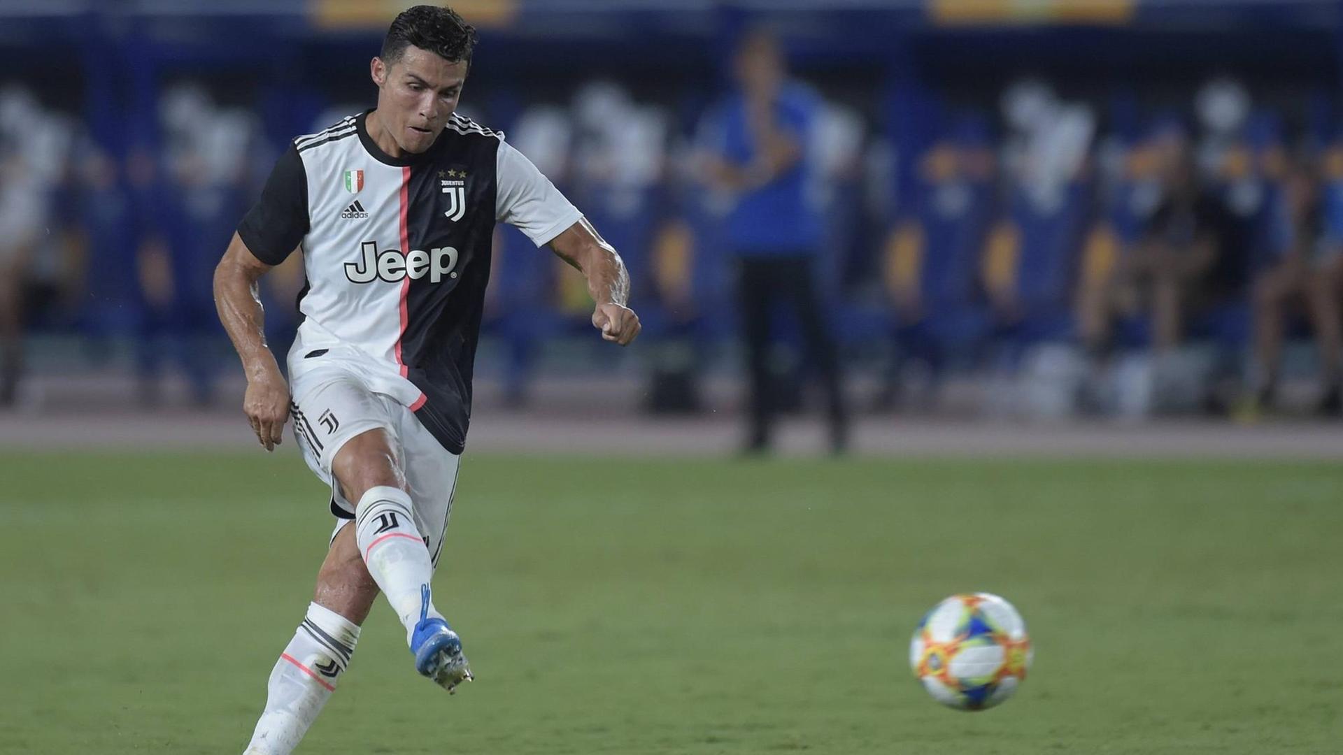 Cristiano Ronaldo von Juventus Turin schießt bei einem Freundschaftsspiel in China einen Freistoß Cristiano Ronaldo von Juventus Turin schießt bei einem Freundschaftsspiel in China einen Freistoß