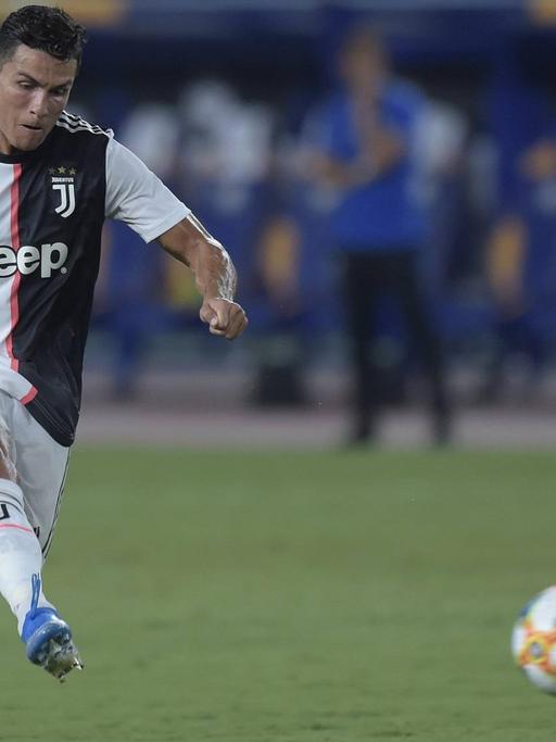 Cristiano Ronaldo von Juventus Turin schießt bei einem Freundschaftsspiel in China einen Freistoß