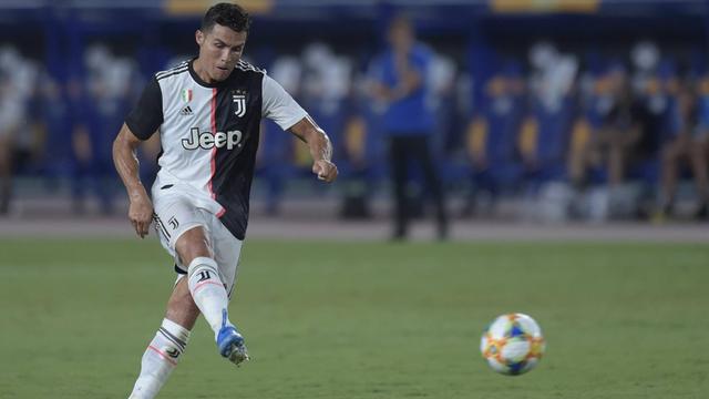 Cristiano Ronaldo von Juventus Turin schießt bei einem Freundschaftsspiel in China einen Freistoß