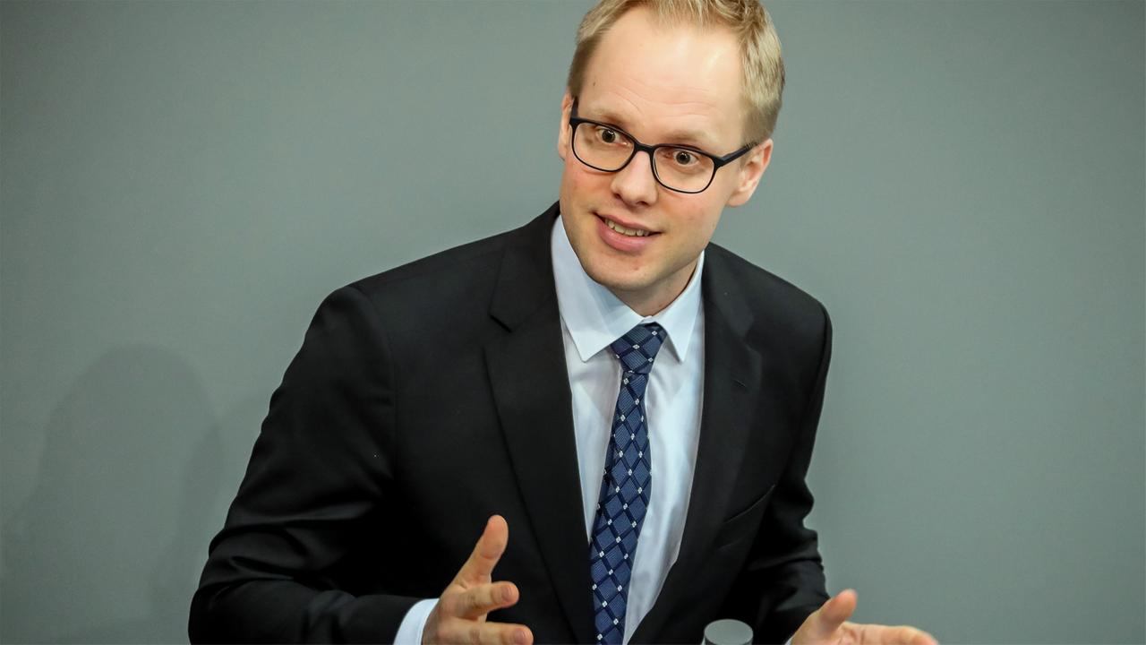 Jens Brandenburg (FDP) spricht am 26.04.2018 in Berlin im Plenum im Bundestag bei der Debatte zum Berufsbildungsbericht 2018. Jens Brandenburg (FDP) spricht am 26.04.2018 in Berlin im Plenum im Bundestag bei der Debatte zum Berufsbildungsbericht 2018.