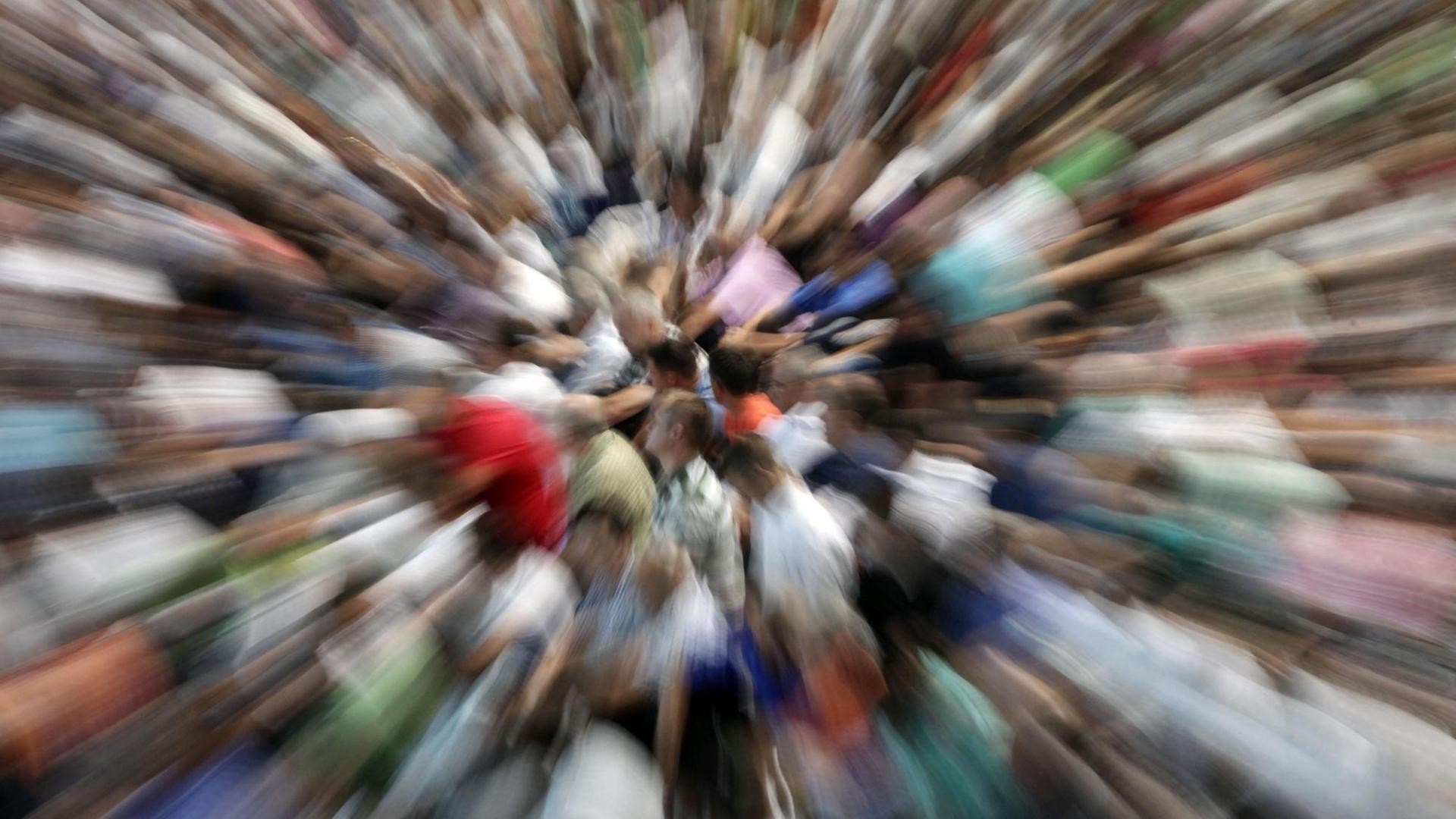 Ein Menschenmenge, die in einem fotografischen Zoom-Effekt festgehalten wurde.