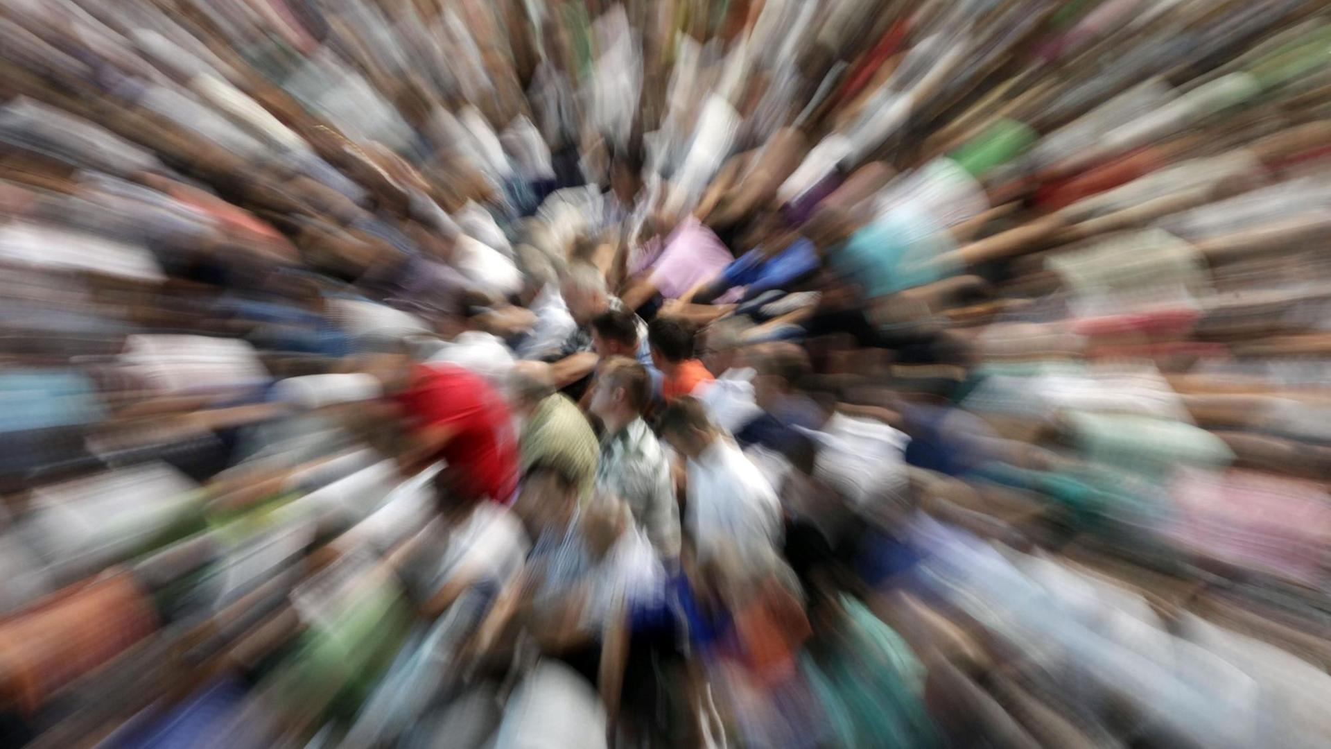 Ein Menschenmenge, die in einem fotografischen Zoom-Effekt festgehalten wurde. Ein Menschenmenge, die in einem fotografischen Zoom-Effekt festgehalten wurde.