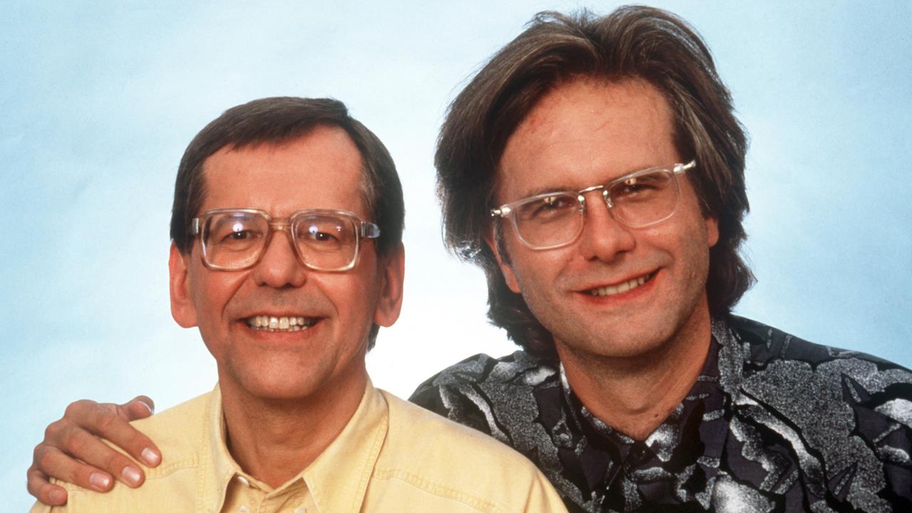 Harald Schmidt und Herbert Feuerstein (links), die beiden deutschen Fernsehmoderatoren, Entertainer und Kabarettisten ("Schmidteinander"), aufgenommen im August 1992 in Köln. Harald Schmidt und Herbert Feuerstein (links), die beiden deutschen Fernsehmoderatoren, Entertainer und Kabarettisten ("Schmidteinander"), aufgenommen im August 1992 in Köln.