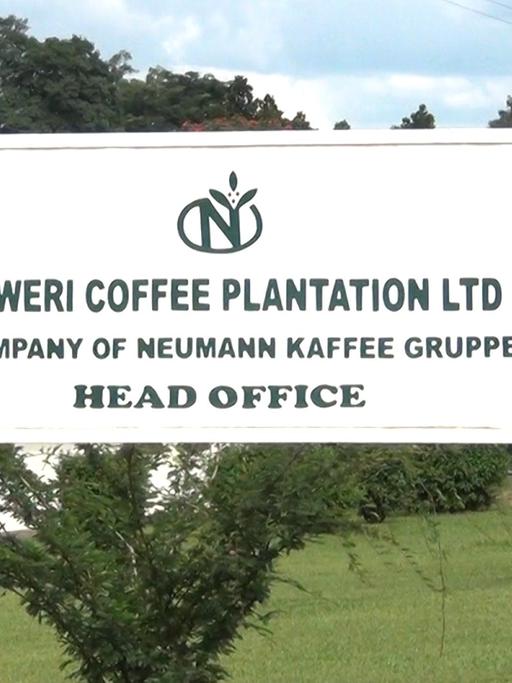 Das Schild der deutschen Kaffeeplantage in Uganda.