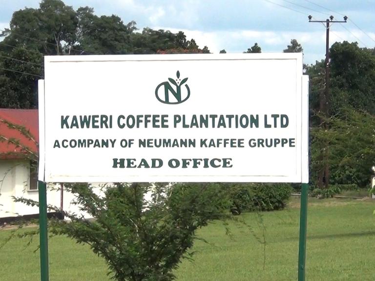 Das Schild der deutschen Kaffeeplantage in Uganda.