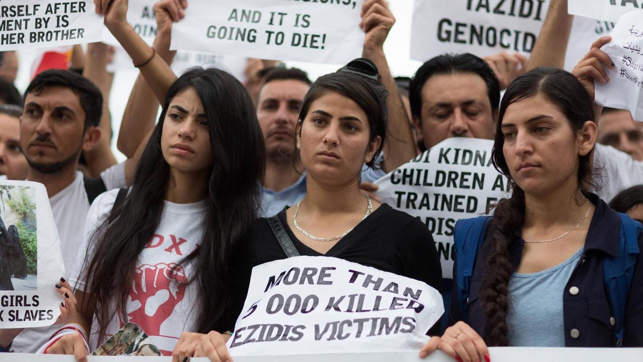 Junge Jesidinnen protestieren in Berlin gegen den Völkermord des Islamischen Staates an ihrer Glaubensgemeinschaft im Irak.