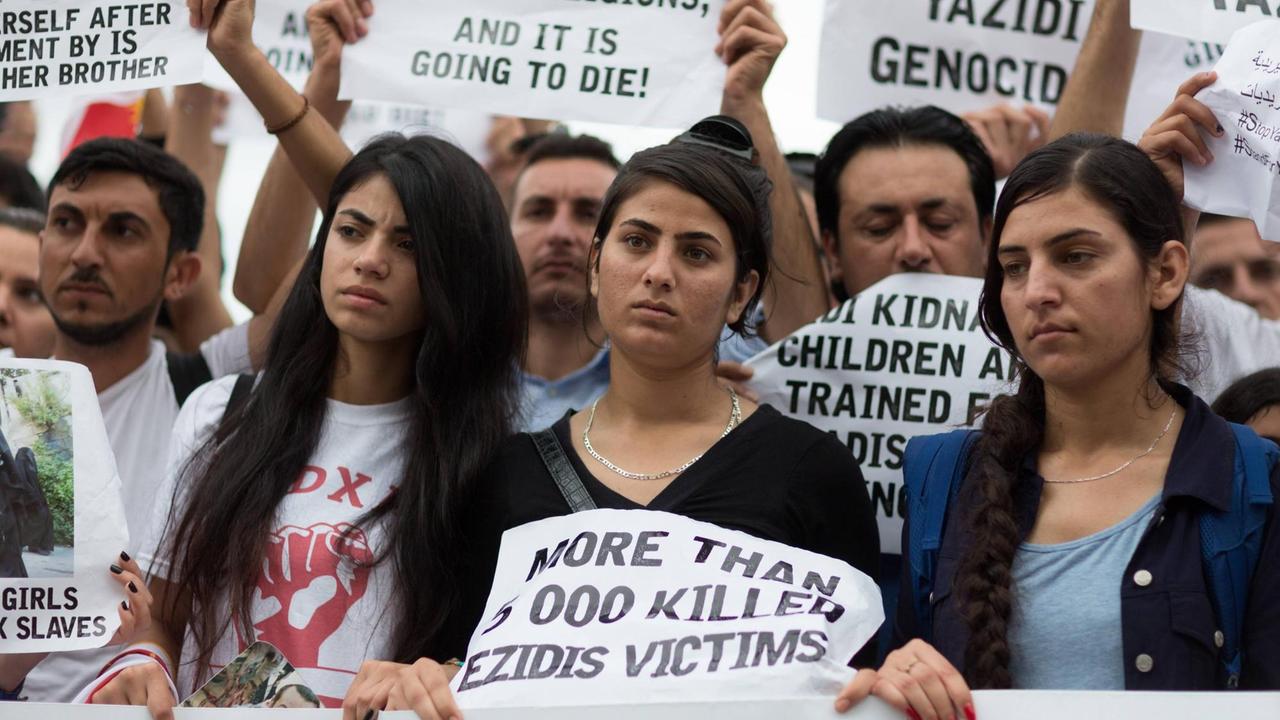 Junge Jesidinnen protestieren in Berlin gegen den Völkermord des Islamischen Staates an ihrer Glaubensgemeinschaft im Irak. Junge Jesidinnen protestieren in Berlin gegen den Völkermord des Islamischen Staates an ihrer Glaubensgemeinschaft im Irak.