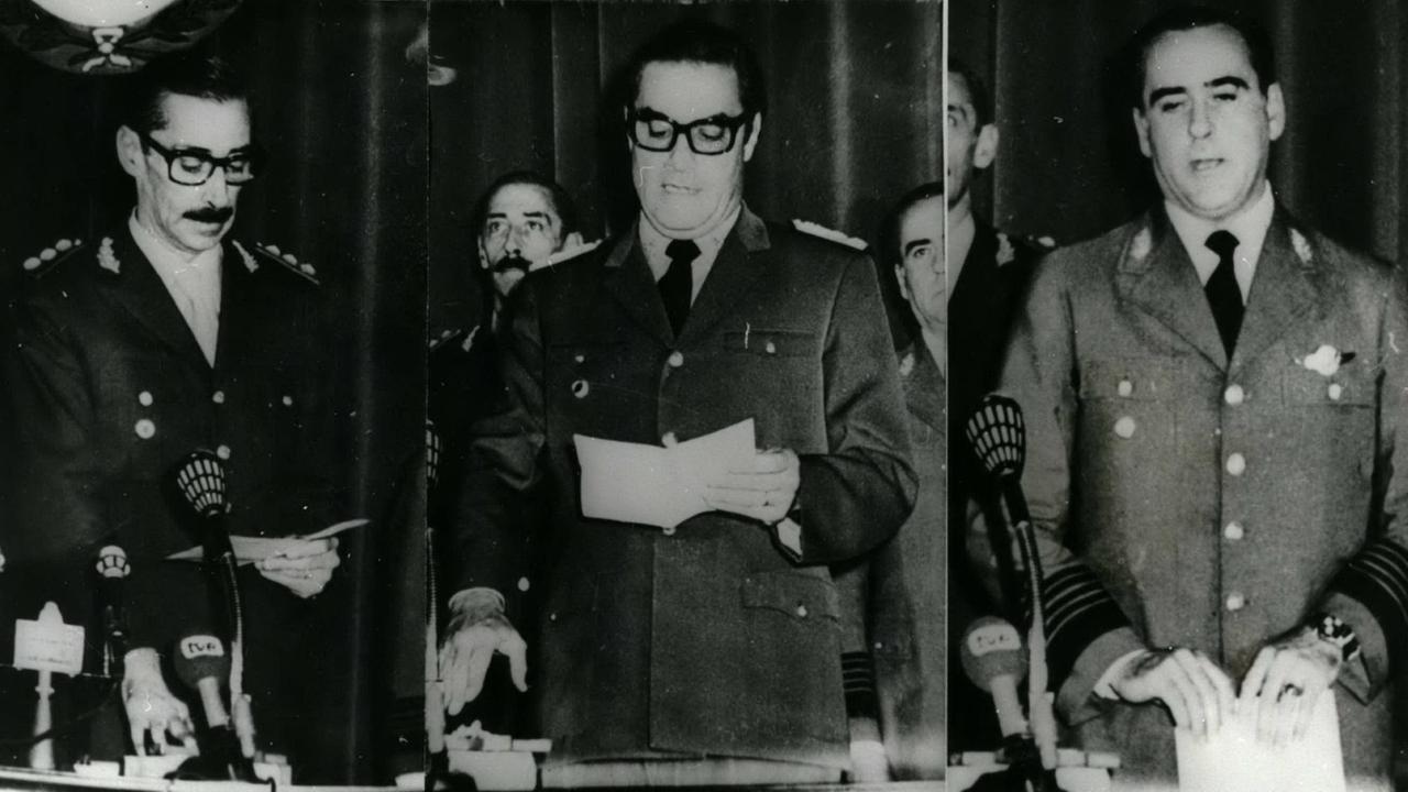 Drei nebeneinander montierte schwarzweiß Aufnahmen von Männern in millitärischen Uniformen, die stehend ins Mikrofon sprechen.