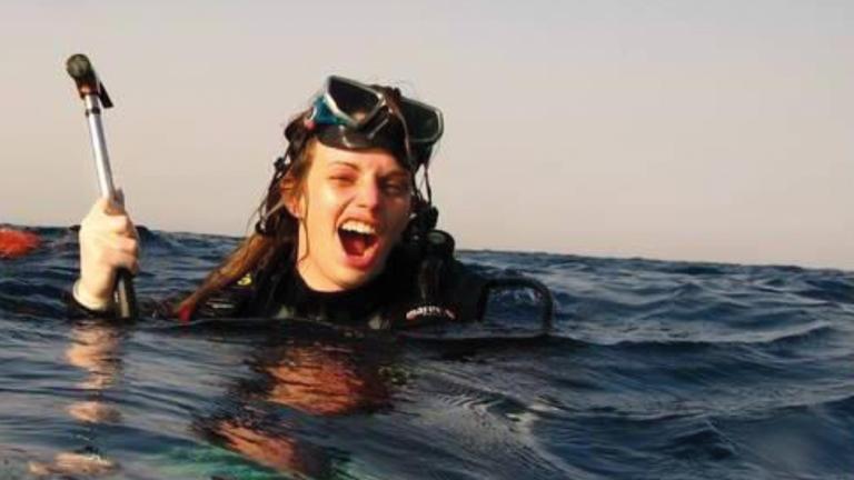 Julia Schnetzer schwimmt mit Tauschausrüstung im Meer und schaut fröhlich in die Kamera. Julia Schnetzer schwimmt mit Tauschausrüstung im Meer und schaut fröhlich in die Kamera.