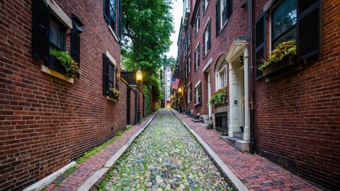Eine Straße mit Pflastersteinen und Altbauten im Bostoner Viertel Beacon Hill.