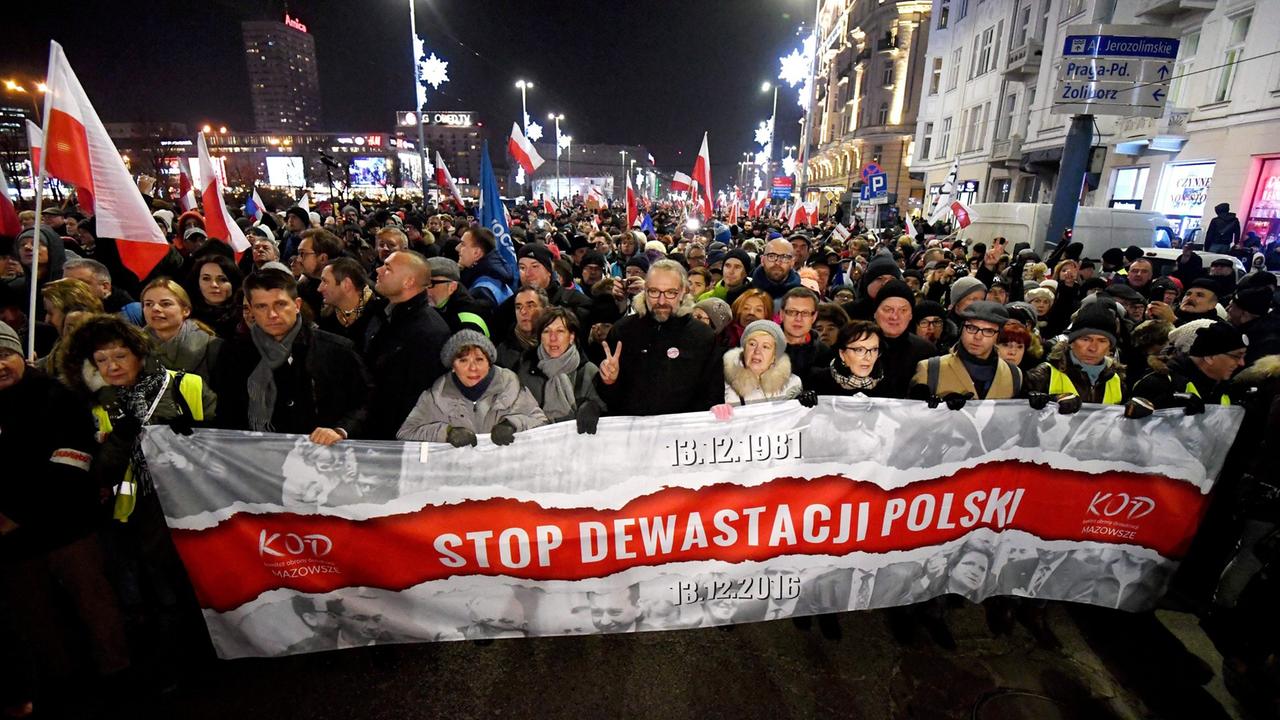 Proteste gegen die Politik der rechtskonservativen polnischen Regierung in Warschau Proteste gegen die Politik der rechtskonservativen polnischen Regierung in Warschau