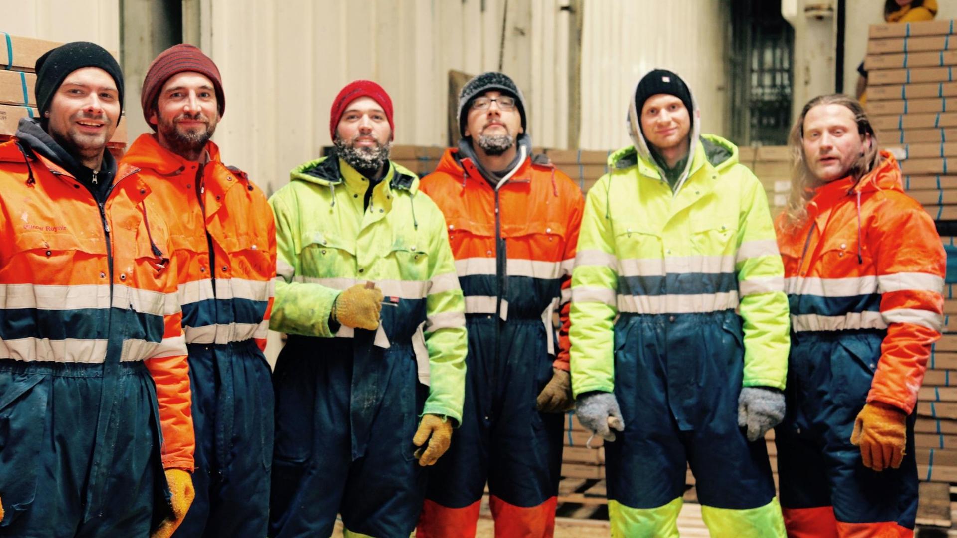 Eine Guppe von sechs Hafenarbeiter von Reykjavik.