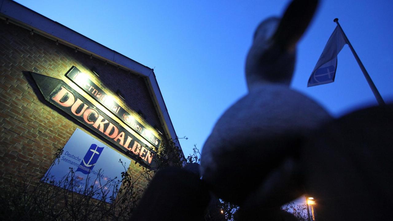 Außenansicht der Seemannsmission Duckdalben in Hamburg in der Abenddämmerung. Außenansicht der Seemannsmission Duckdalben in Hamburg in der Abenddämmerung.