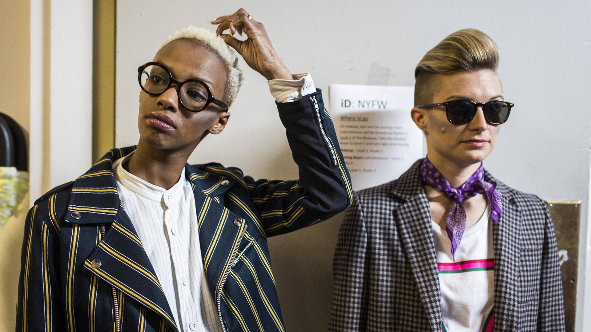 Zwei Models mit bunter, auffälliger Kleidung nehmen an der Queer Fashion Show während der New Yorker Fashion Week im Brooklyn Museum teil. Zwei Models mit bunter, auffälliger Kleidung nehmen an der Queer Fashion Show während der New Yorker Fashion Week im Brooklyn Museum teil.