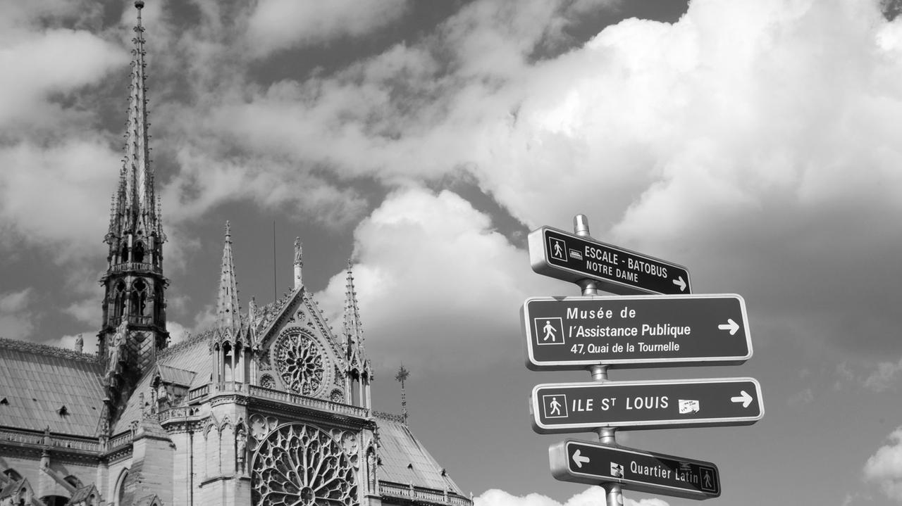 Eine Straßenschild gibt den Hinweis auf das Musée de l'Assistance Publique und die Ile St Louis am Donnerstag (23.06.2011) im französischen Paris. Im Hintergrund die Cathédrale Notre-Dame. Eine Straßenschild gibt den Hinweis auf das Musée de l'Assistance Publique und die Ile St Louis am Donnerstag (23.06.2011) im französischen Paris. Im Hintergrund die Cathédrale Notre-Dame.