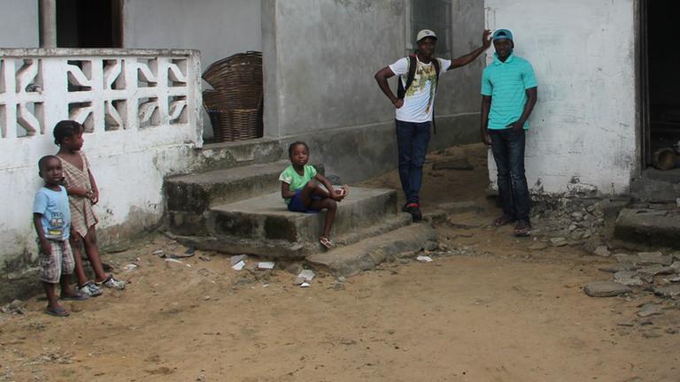 Jamal Williams (l.) und sein jüngerer Bruder Isaiah (r.) vor ihrem Haus in Lacpazee, einem Viertel von Monrovia.