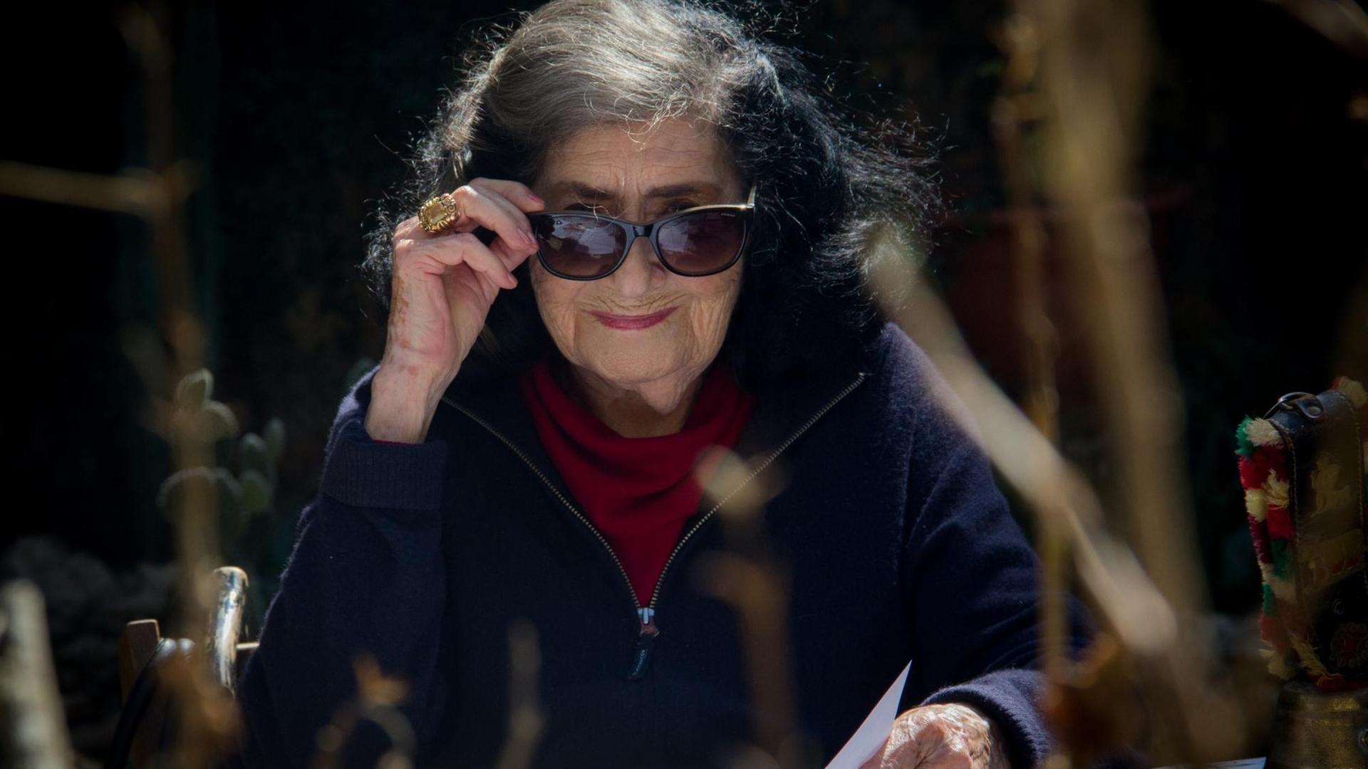 Die Autorien Elsie Slomin vor ihrem Haus auf Zypern.