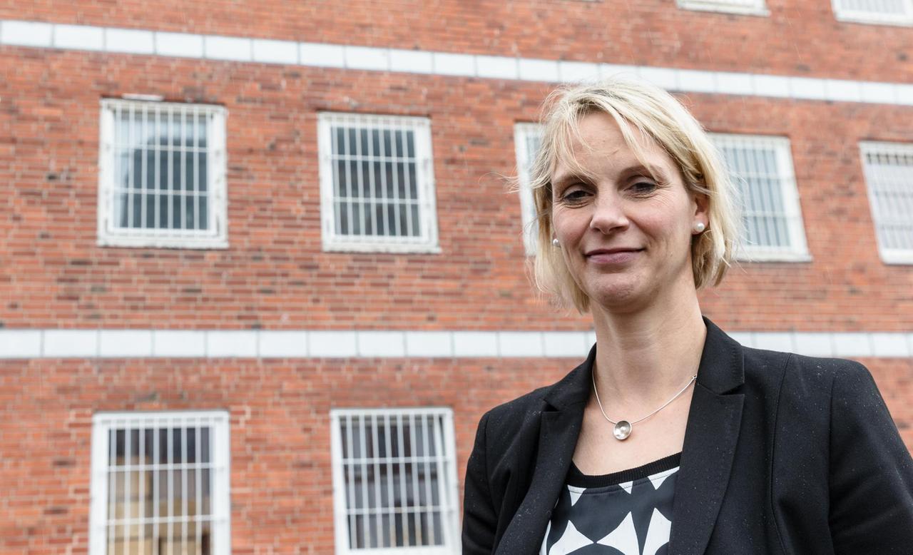 Die Leiterin der Justizvollzugsanstalt Neumünster, Yvonne Radetzki, steht vor einem Gebäudetrakt des Gefängnisses. Die Leiterin der Justizvollzugsanstalt Neumünster, Yvonne Radetzki, steht vor einem Gebäudetrakt des Gefängnisses.