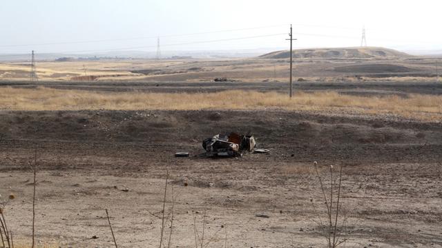 Ein zerstörtes Fahrzeug der IS-Truppen östlich vor Mosul