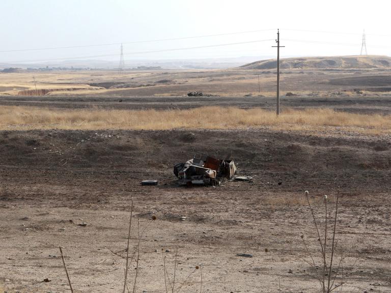 Ein zerstörtes Fahrzeug der IS-Truppen östlich vor Mosul