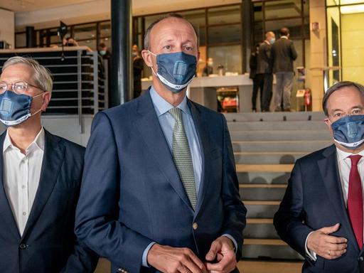 Die drei Kandidaten für den Bundesvorsitz der CDU, Armin Laschet (r), Friedrich Merz (M) und Norbert Röttgen (l) stehen nach einem Mitglieder-Talk der Jungen Union nebeneinander.