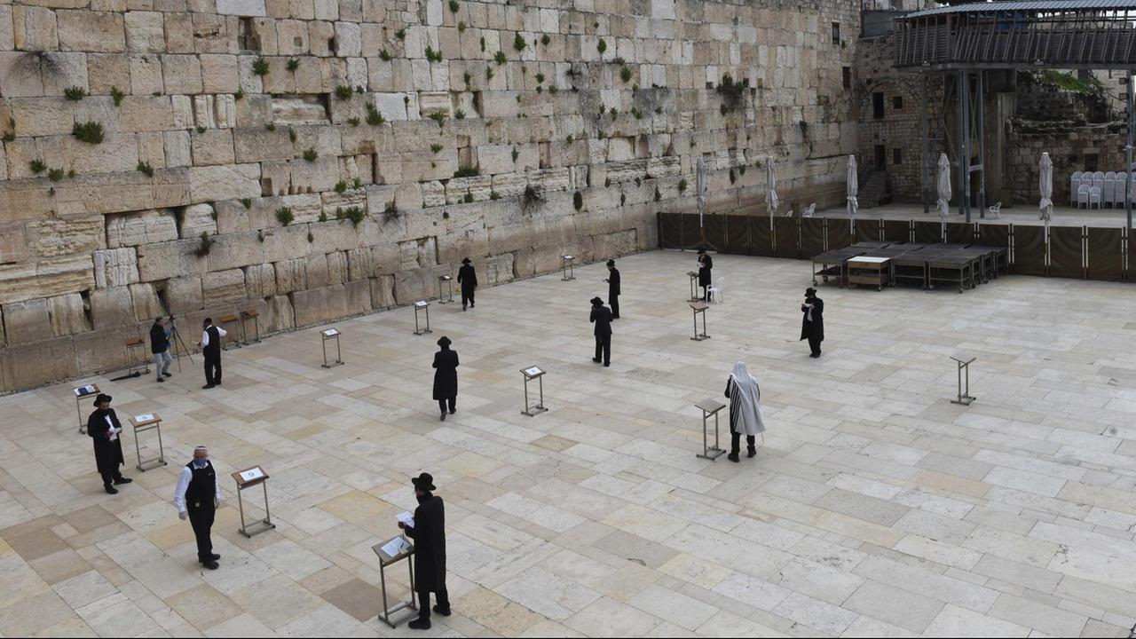 Juden beten mit Abstand zueinander vor der Klagemauer in Jerusalem. Juden beten mit Abstand zueinander vor der Klagemauer in Jerusalem.