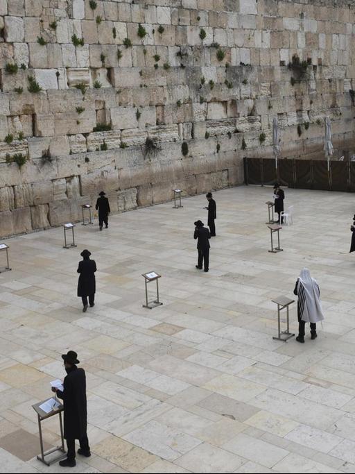 Juden beten mit Abstand zueinander vor der Klagemauer in Jerusalem.