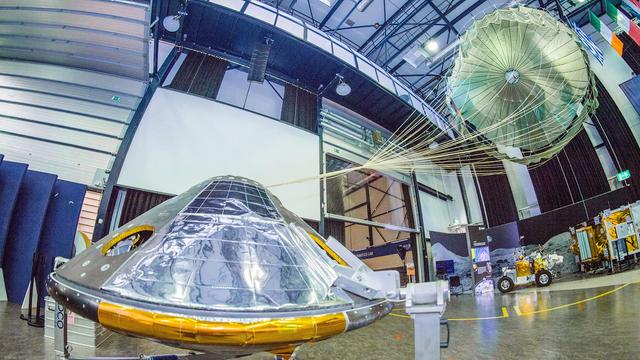 Ein Modell des Exomars-Landegeräts Schiaparelli mit Fallschirm in Originalgröße im Technologiezentrum der ESA in Noordwijk in den Niederlanden