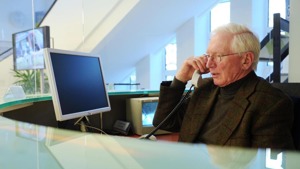 Der Senior Hugo Kleine (76) telefoniert am 22.03.2012 während seiner Arbeit am Empfang einer Behörde in Kiel. Der ehemalige Automobilkaufmann ist seit 2001 im Wechsel mit einem Kollegen für mehrere Wochenstunden am Empfang des Wirtschaftsministeriums in Kiel beschäftigt. Der Senior Hugo Kleine (76) telefoniert am 22.03.2012 während seiner Arbeit am Empfang einer Behörde in Kiel. Der ehemalige Automobilkaufmann ist seit 2001 im Wechsel mit einem Kollegen für mehrere Wochenstunden am Empfang des Wirtschaftsministeriums in Kiel beschäftigt.