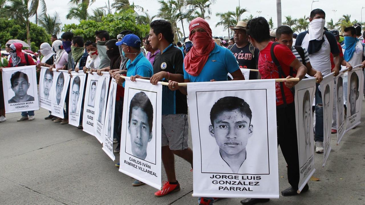Students, teachers and relatives of 43 Mexican youths missing since last 26 September after being detained by police in the city of Iguala march to demand their return, in city of Acapulco, Mexico, 17 October 2014