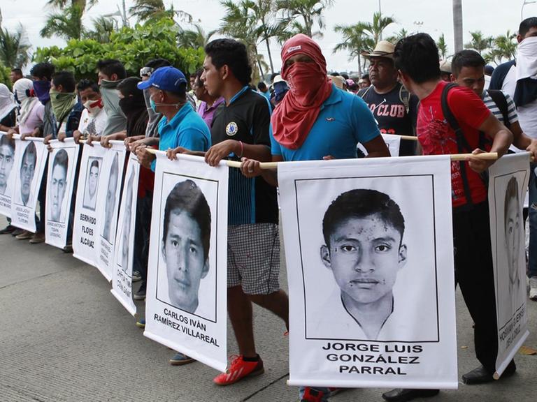 Students, teachers and relatives of 43 Mexican youths missing since last 26 September after being detained by police in the city of Iguala march to demand their return, in city of Acapulco, Mexico, 17 October 2014