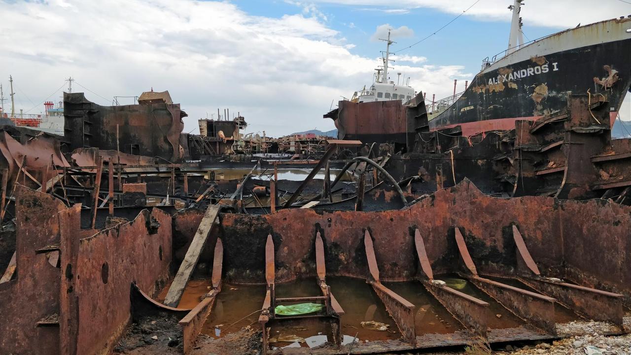Schiffswracks rosten in der Bucht von Elefsina vor sich hin Schiffswracks rosten in der Bucht von Elefsina vor sich hin