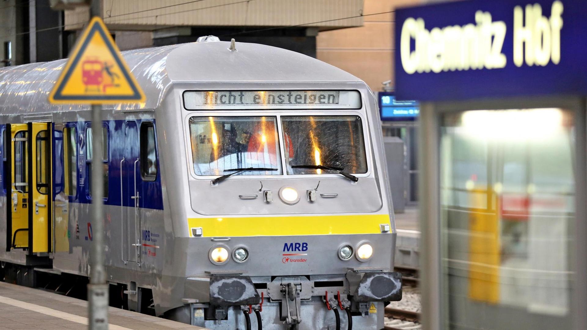 Ein alter, umgebauter Zug der Mitteldeutschen Regiobahn steht im Hauptbahnhof Chemnitz. Ein alter, umgebauter Zug der Mitteldeutschen Regiobahn steht im Hauptbahnhof Chemnitz.