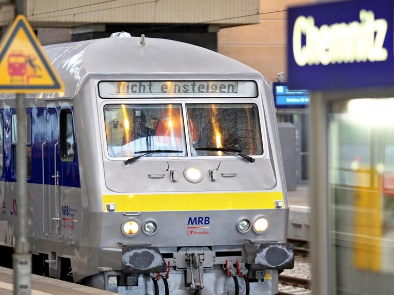 Ein alter, umgebauter Zug der Mitteldeutschen Regiobahn steht im Hauptbahnhof Chemnitz.