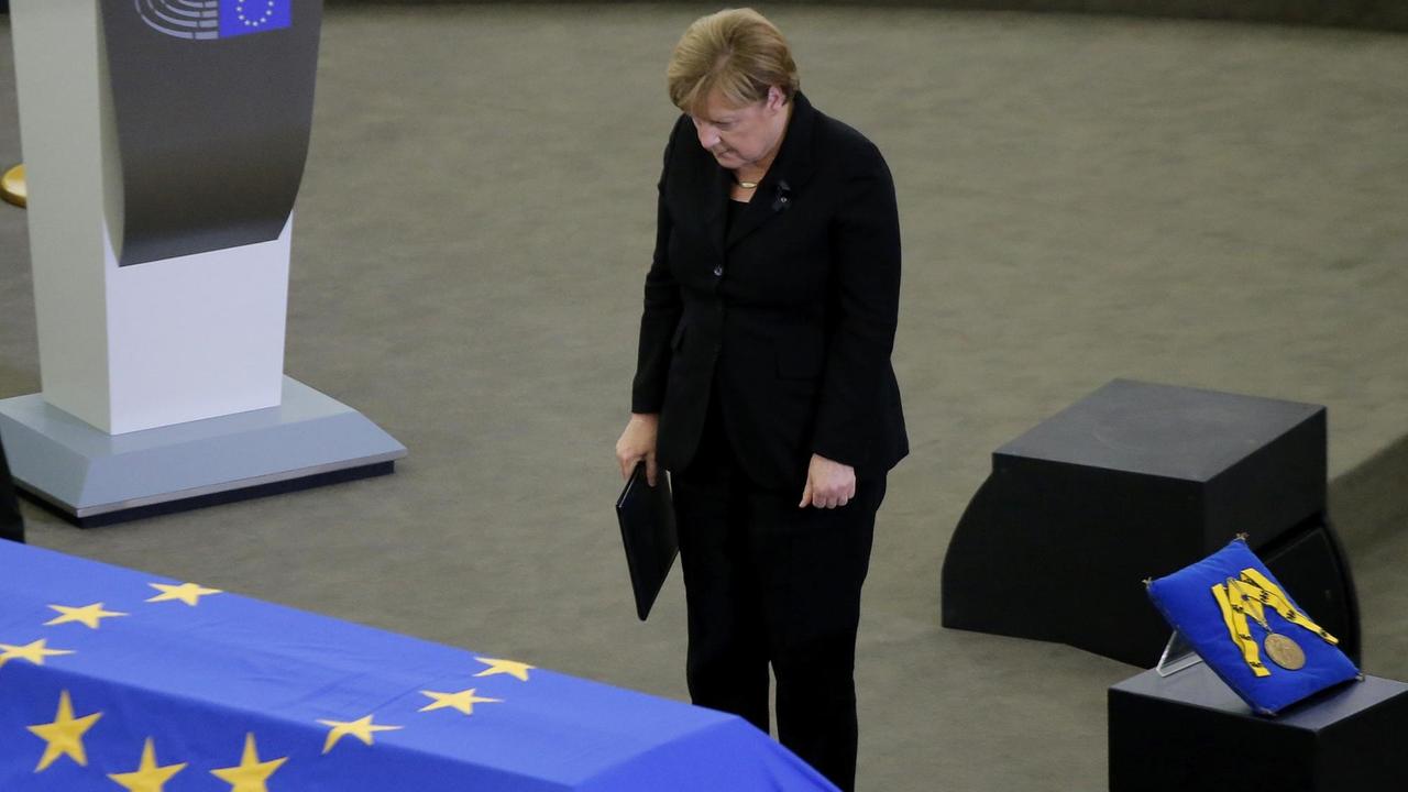 Bundeskanzlerin Merkel zollt dem verstorbenen Kanzler Helmut Kohl auf dem europäischen Trauerakt in Straßburg Respekt.