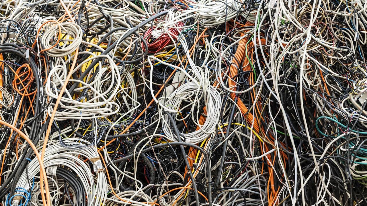 Alte Kabel in der Elektroschrotttonne Alte Kabel in der Elektroschrotttonne