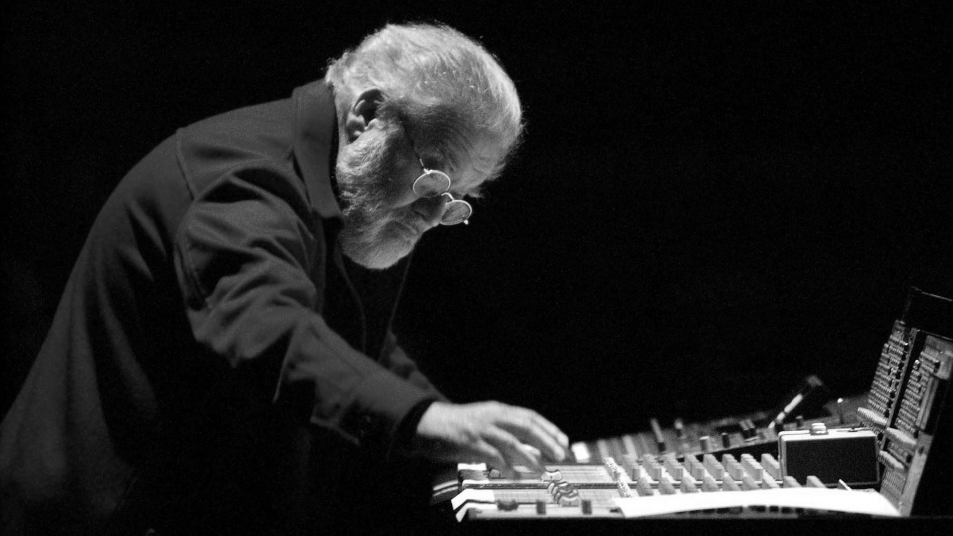 Das Bild zeigt den Komponisten Pierre Henry im Jahr 2002 bei einem Konzert in Nantes. Das Bild zeigt den Komponisten Pierre Henry im Jahr 2002 bei einem Konzert in Nantes.