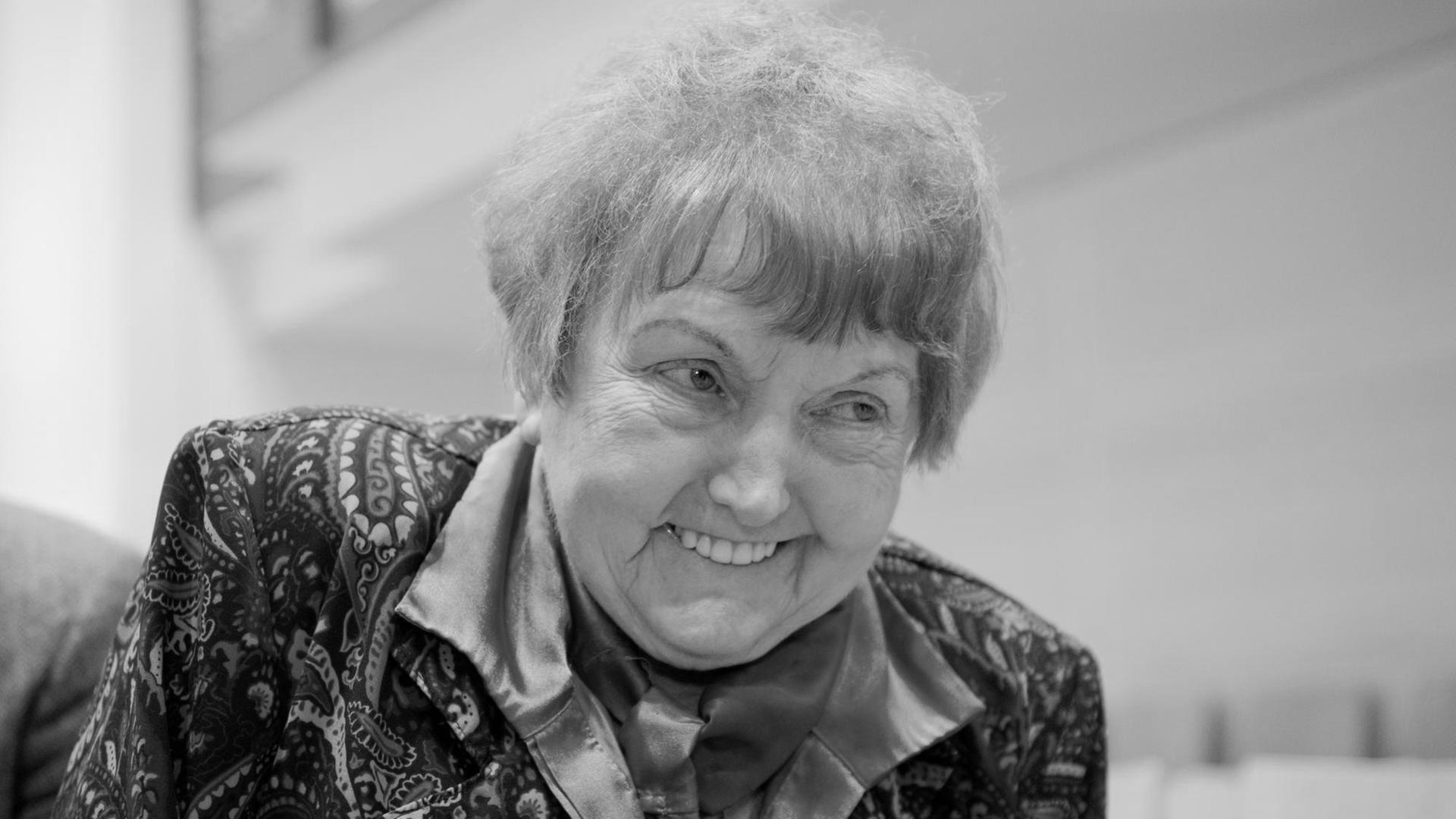 Die Auschwitz-Überlebende Eva Kor sitzt am 21.04.2015 im Gerichtssaal in Lüneburg (Niedersachsen)