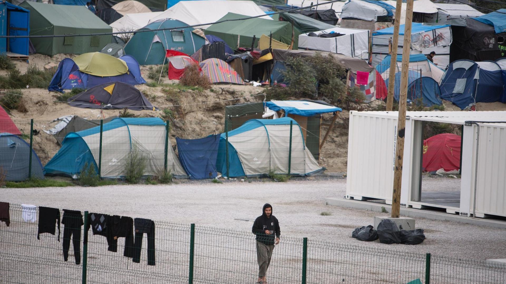 Das rund 9.000 Bewohner zählende wilde Flüchtlingslager, der sogenannte Dschungel von Calais, im September 2016. Kurze Zeit später wurde es geräumt. Das rund 9.000 Bewohner zählende wilde Flüchtlingslager, der sogenannte Dschungel von Calais, im September 2016. Kurze Zeit später wurde es geräumt.