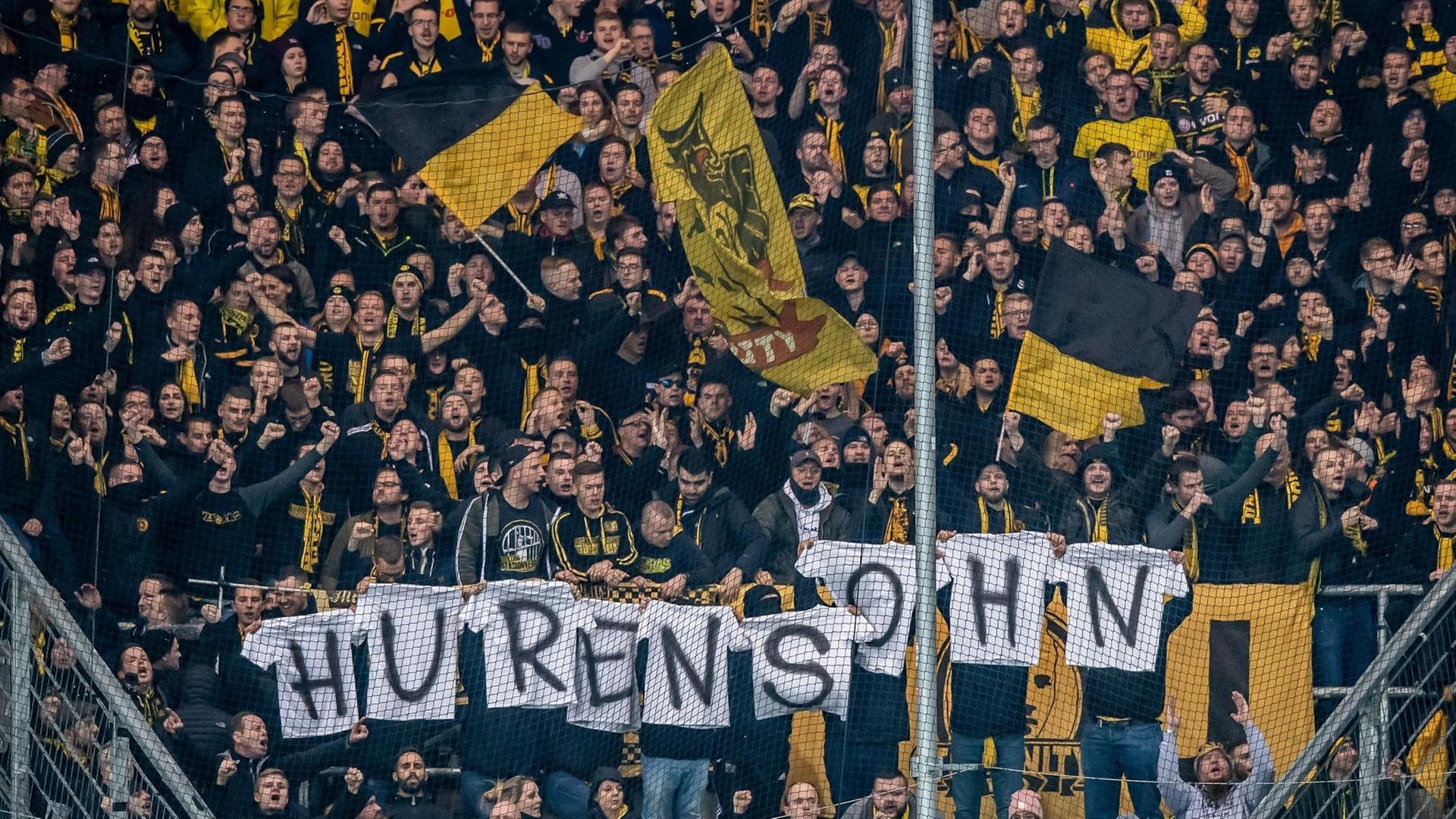 Dortmunds Fans zeigen Plakate gegen Hoffenheims Mäzen Dietmar Hopp (Dezember 2019). Dortmunds Fans zeigen Plakate gegen Hoffenheims Mäzen Dietmar Hopp (Dezember 2019).
