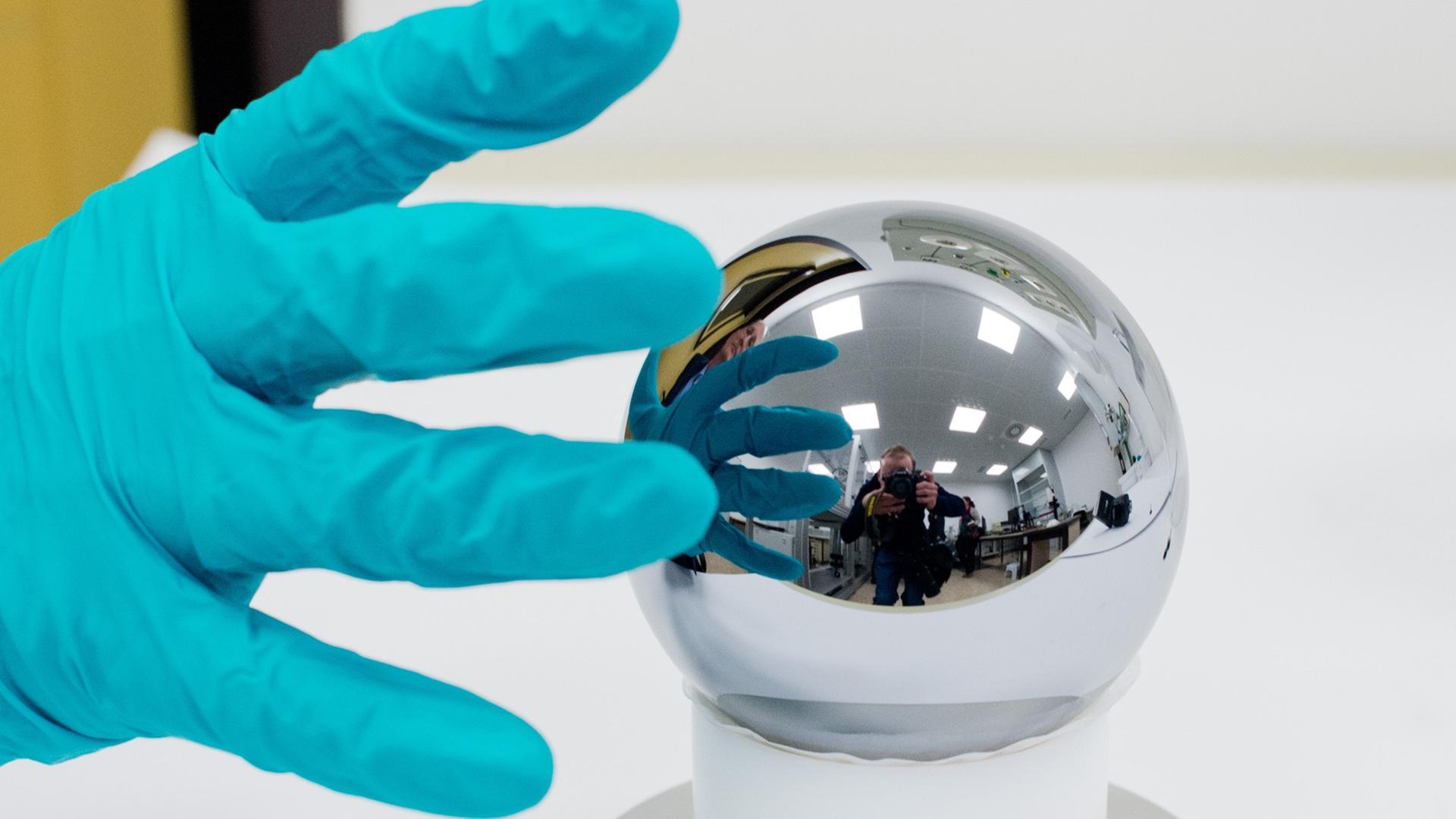 Die exakt ein Kilogramm schwere, hochreine Siliziumkugel der Physikalisch-Technischen Bundesanstalt (PTB) in Braunschweig. Die exakt ein Kilogramm schwere, hochreine Siliziumkugel der Physikalisch-Technischen Bundesanstalt (PTB) in Braunschweig.
