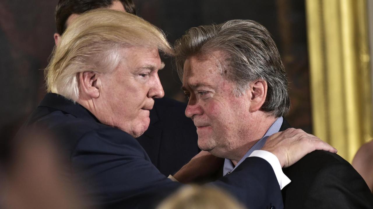 US-Präsident Donald Trump (links) gratuliert seinem frischernannten Chefstrategen Stephen Bannon, Archivbild vom 22.1.2017. US-Präsident Donald Trump (links) gratuliert seinem frischernannten Chefstrategen Stephen Bannon, Archivbild vom 22.1.2017.